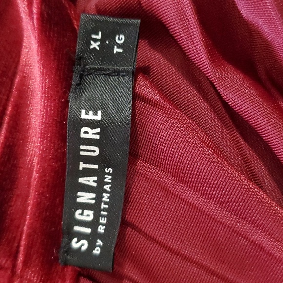 Velvety Sleeveless Blouse - Picture 5 of 7